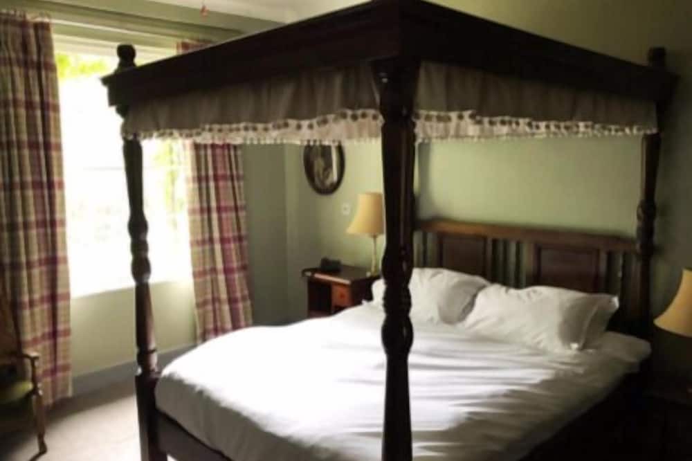 Photo of Bedroom in Chiddingstone Hoath