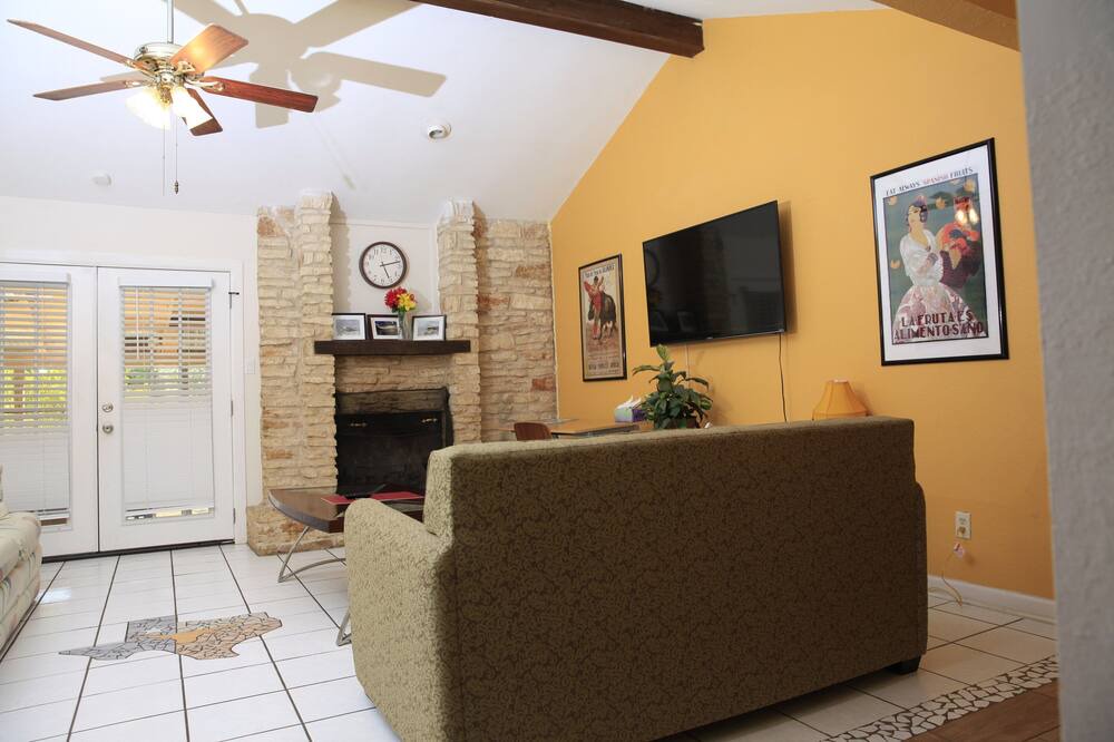 Photo of Livingroom in Brushy Creek