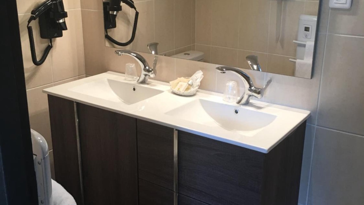 Photo of Bathroom in Issoncourt