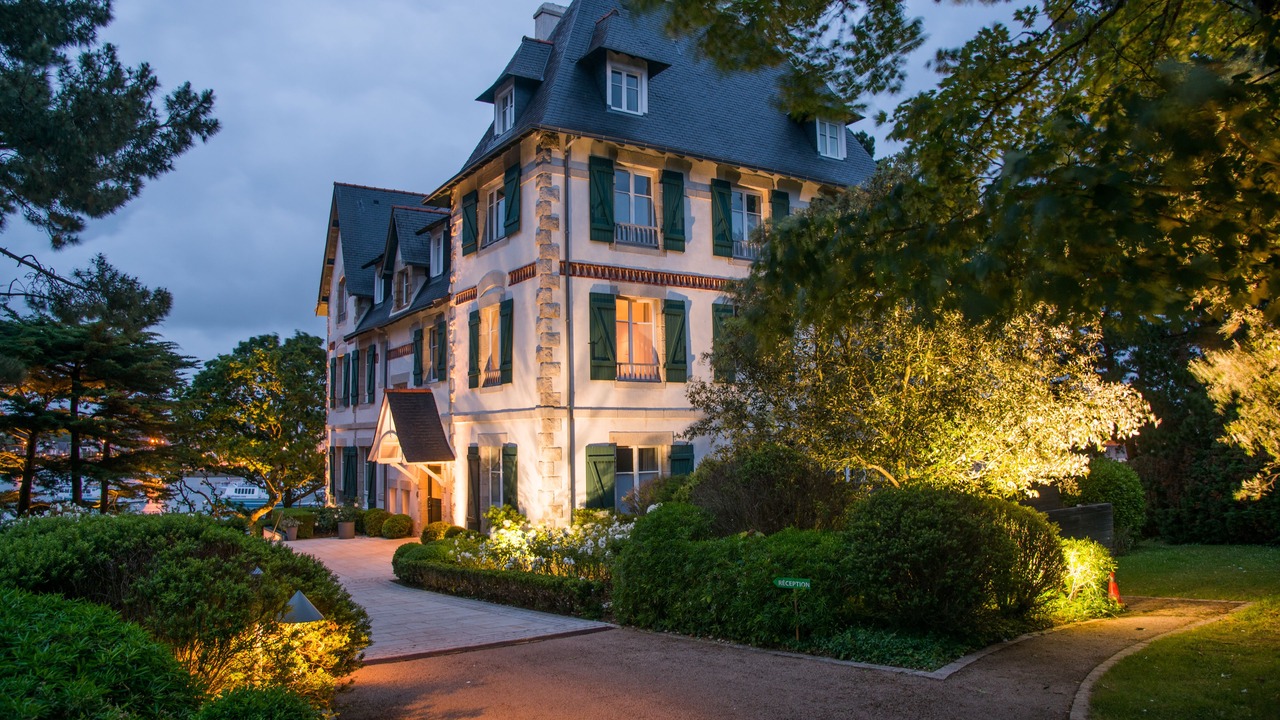 Photo of Buildings in Combrit