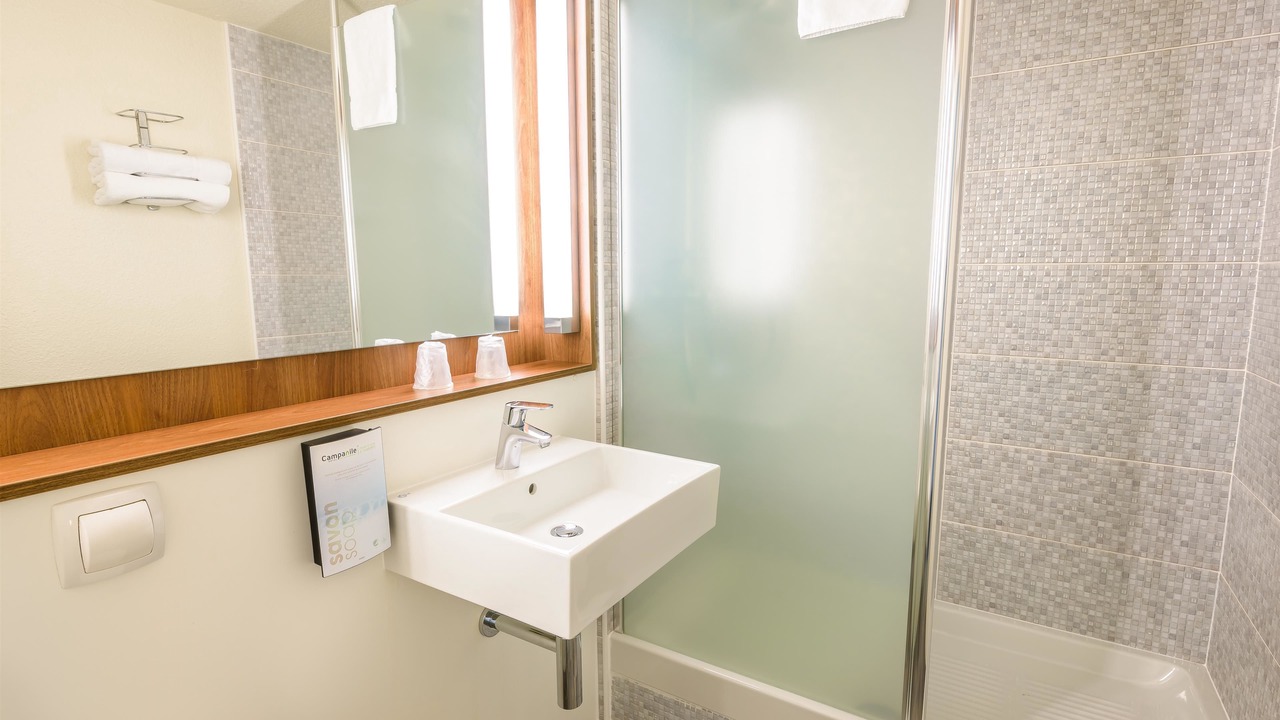 Photo of Bathroom in Sept Deniers - Ginestous