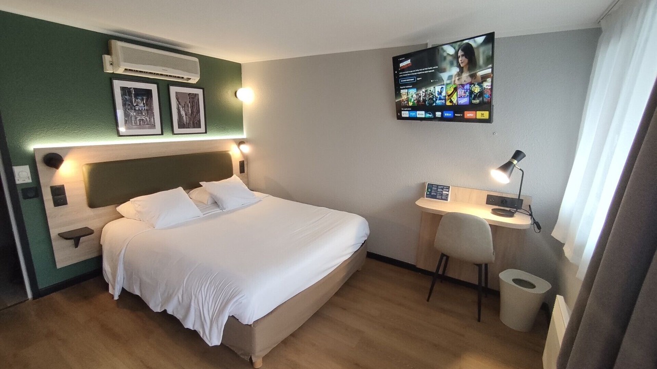 Photo of Bedroom in Mont-Saint-Aignan