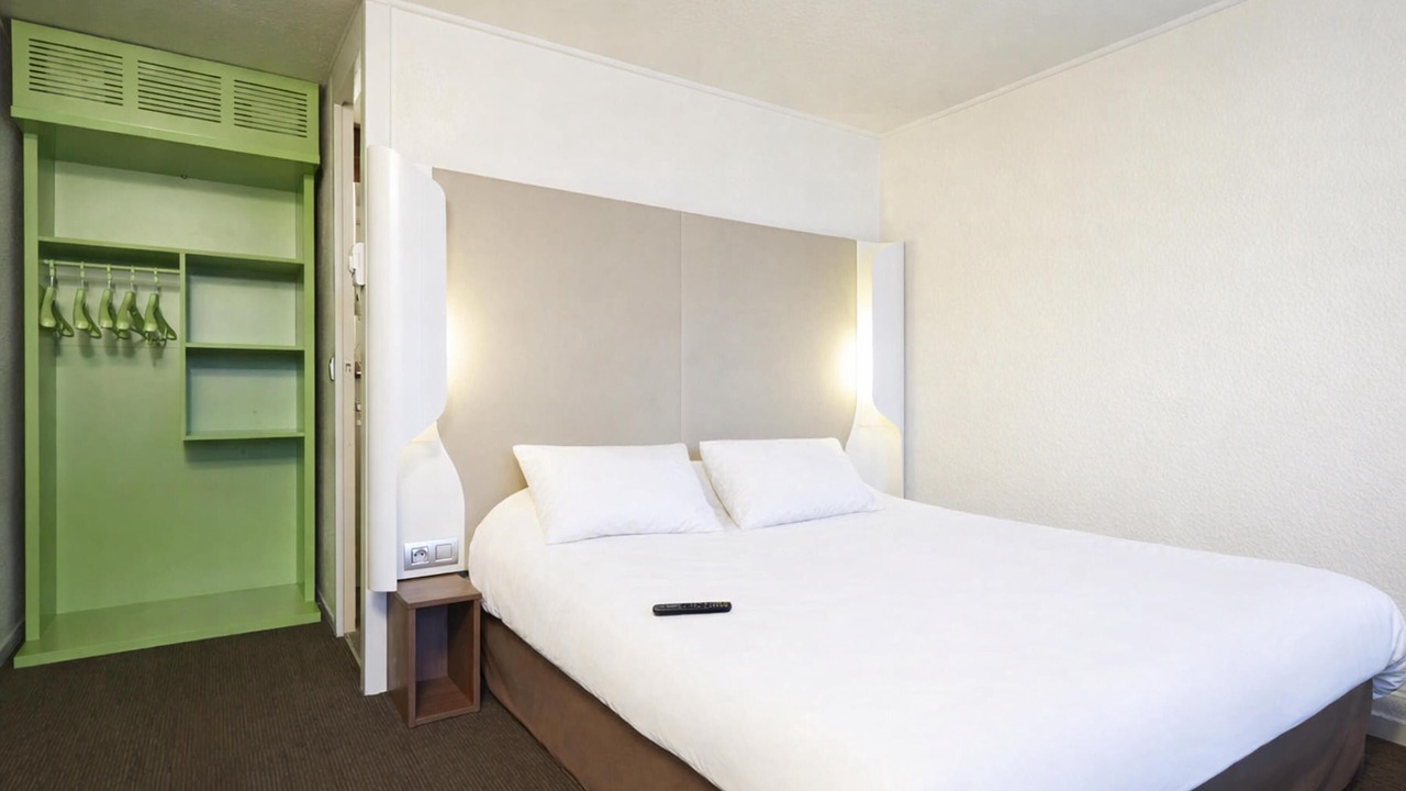 Photo of Bedroom in Lens
