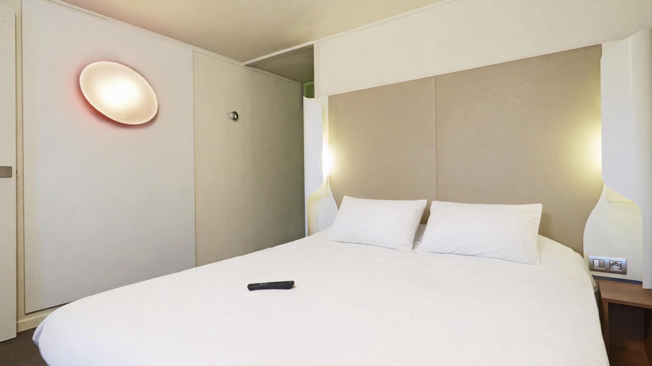 Photo of Bedroom in Lens