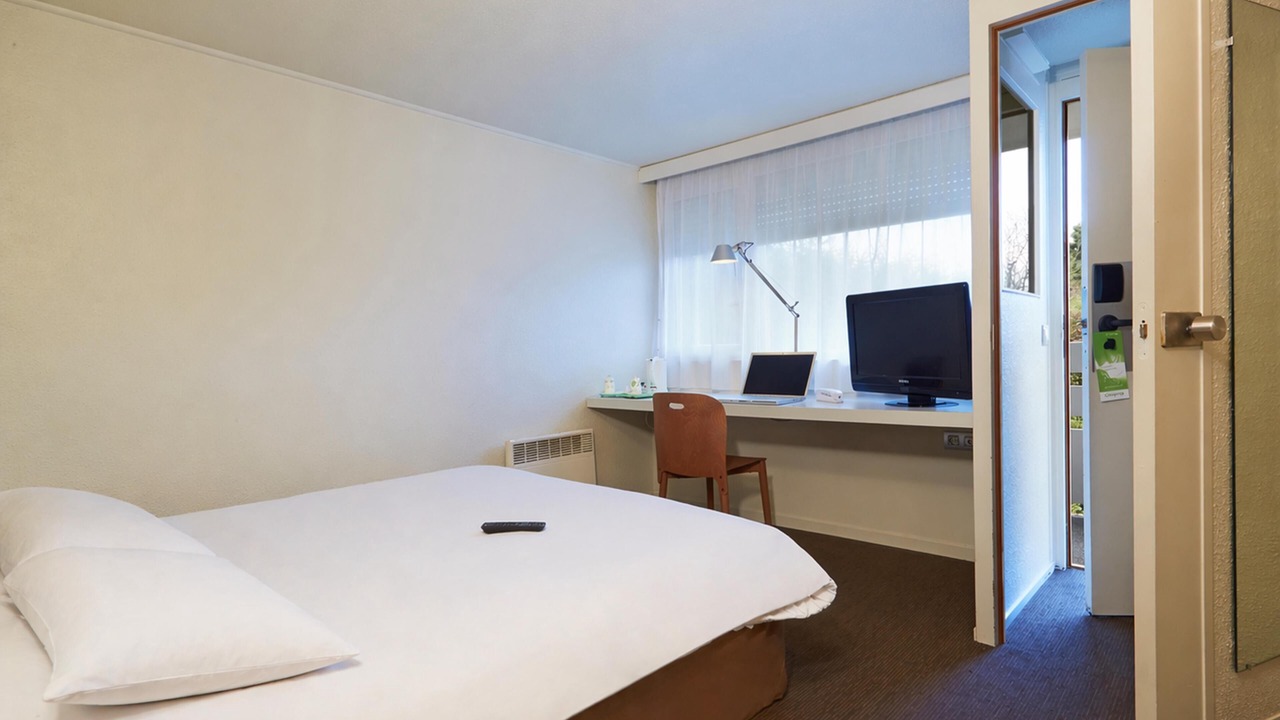 Photo of Bedroom in Lens
