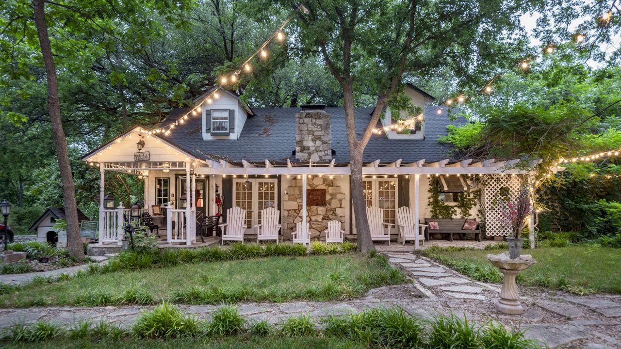 Photo of Buildings in Glen Rose