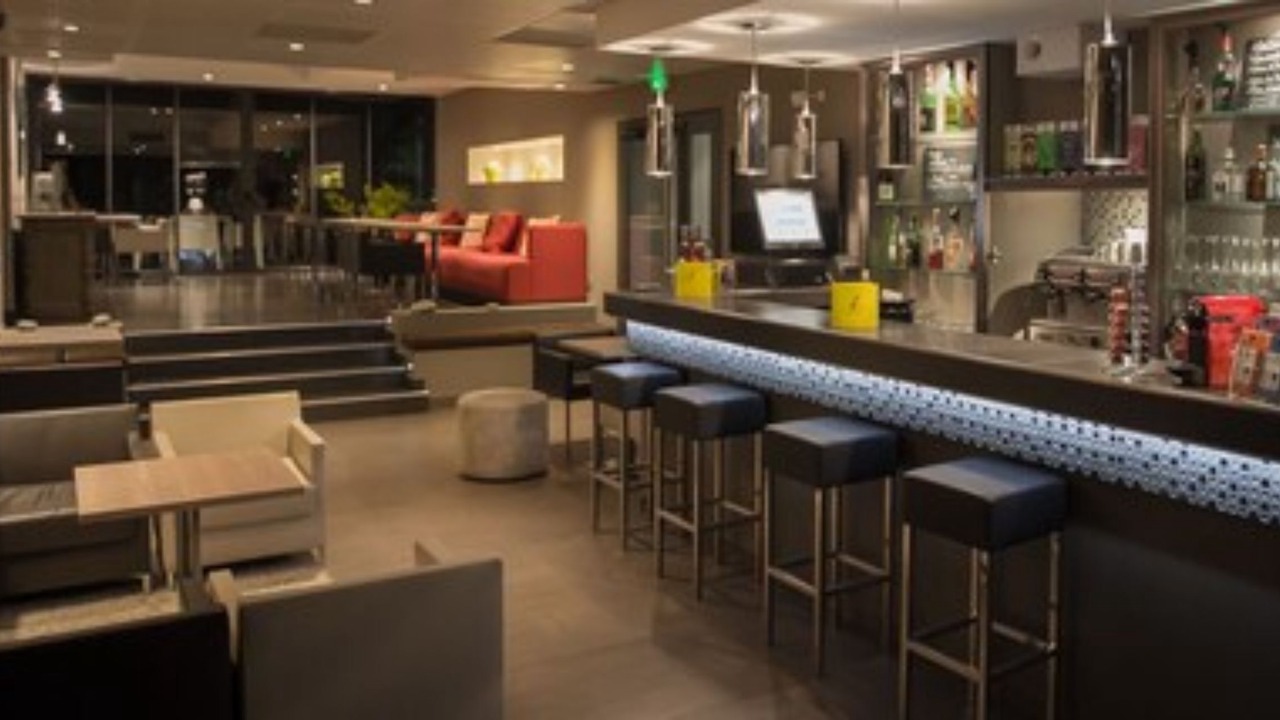 Photo of Others in Valence