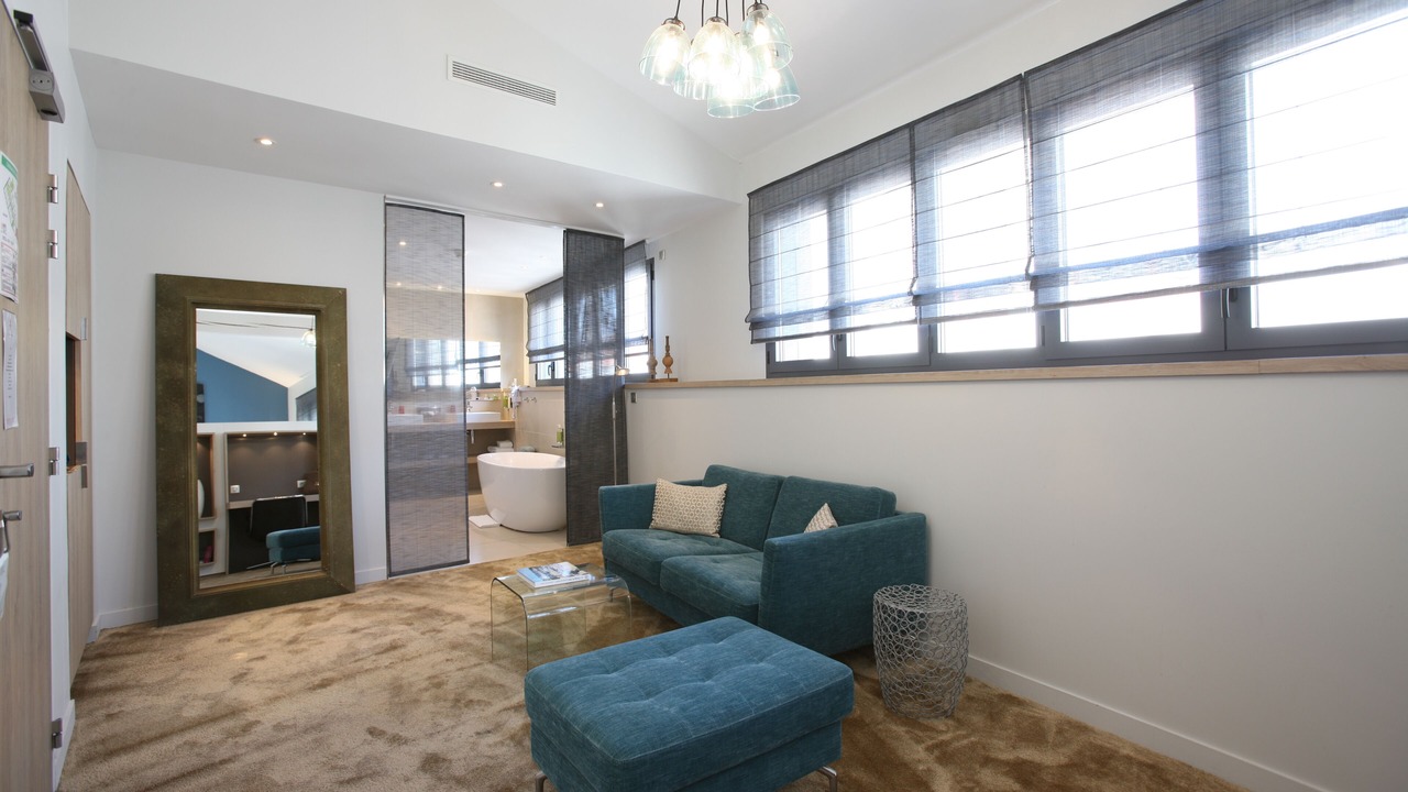 Photo of Others in Valence