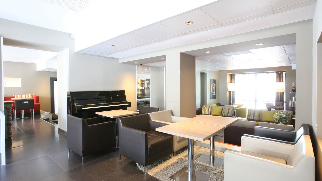 Photo of Others in Valence