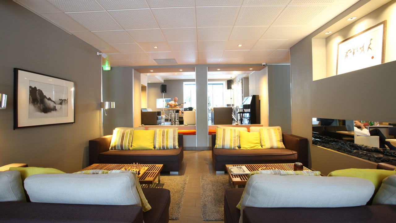 Photo of Others in Valence