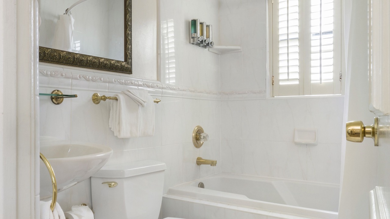 Photo of Bathroom in Golden Rectangle