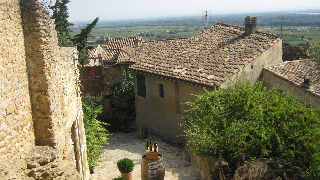 Photo of Others in Tavel