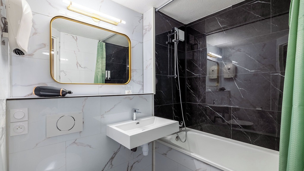 Photo of Bathroom in Saint-Laurent-des-Vignes