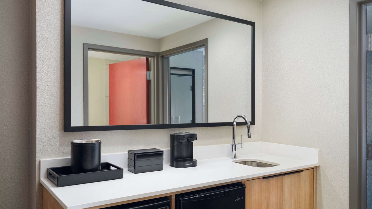 Photo of Bedroom in Coliseum Central