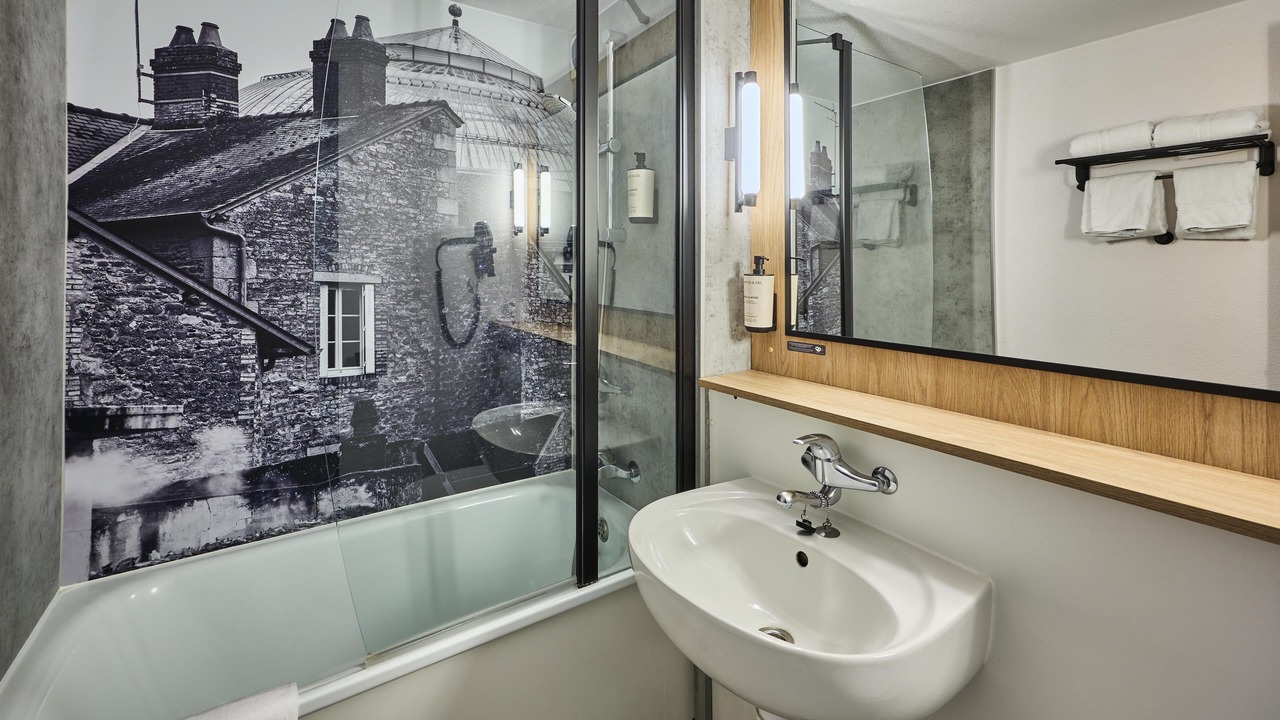 Photo of Others in Cerise