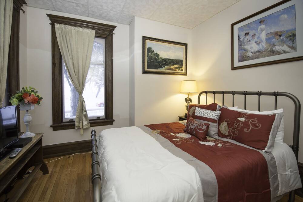 Photo of Livingroom in West Main HIll