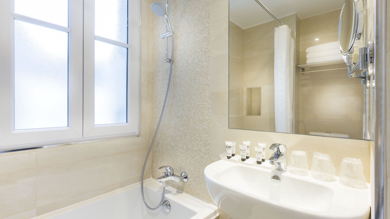 Photo of Bathroom in Quartier de la Folie-Mericourt