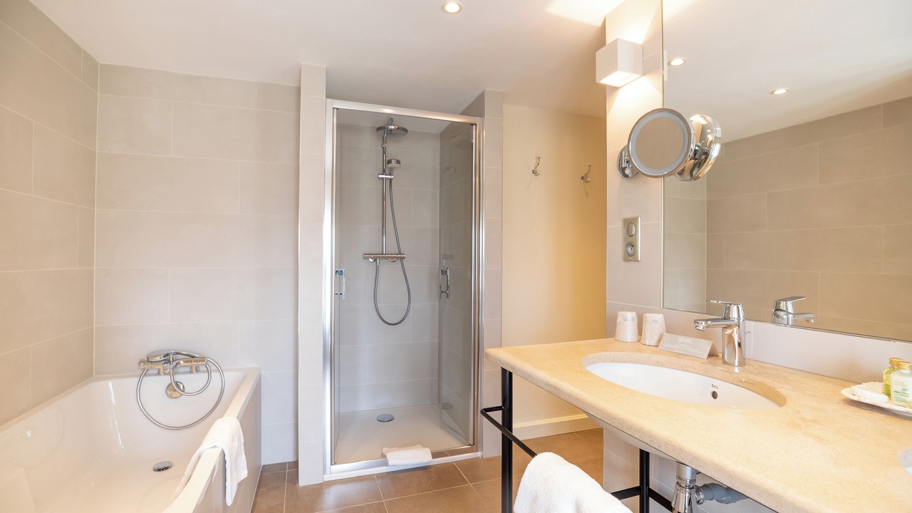 Photo of Bathroom in Aloxe-Corton