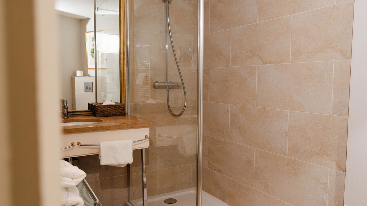 Photo of Bathroom in Aloxe-Corton