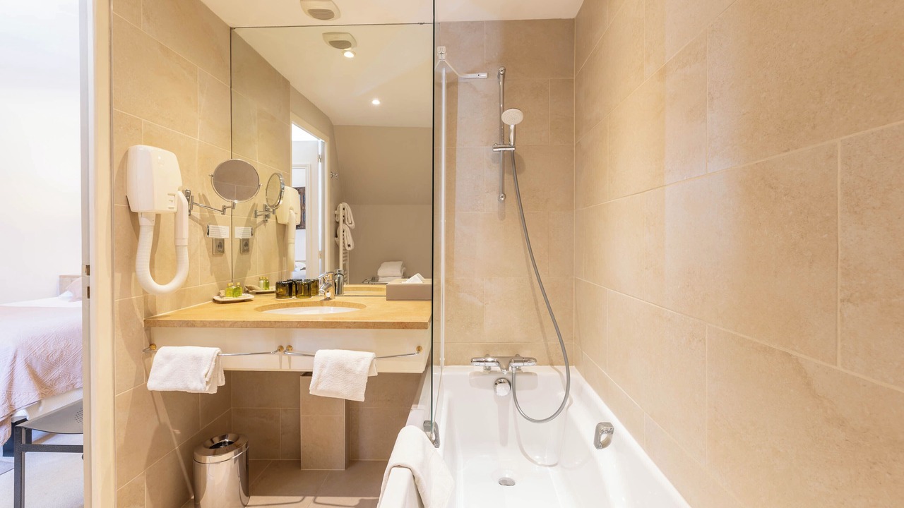 Photo of Bathroom in Aloxe-Corton