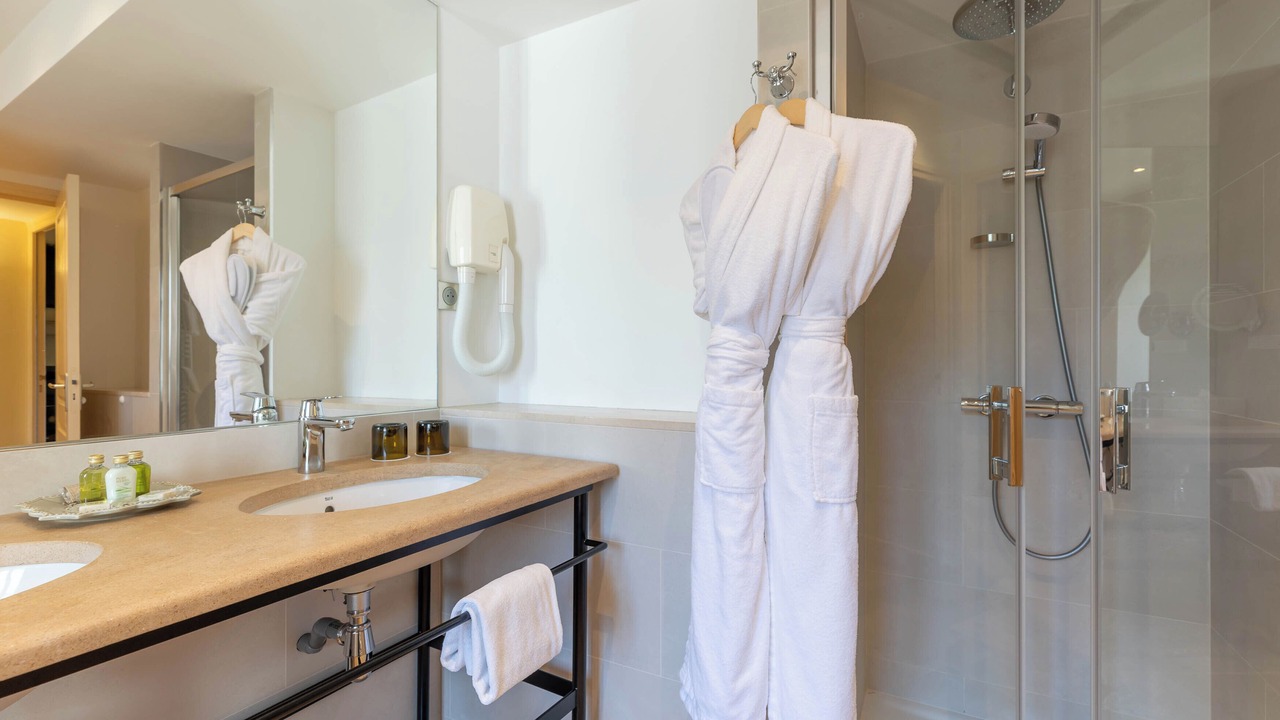 Photo of Bathroom in Aloxe-Corton