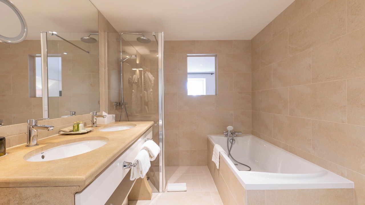 Photo of Bathroom in Aloxe-Corton