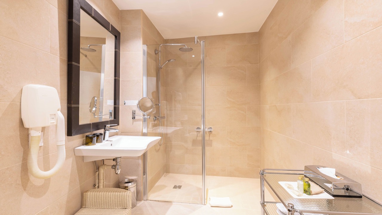 Photo of Bathroom in Aloxe-Corton