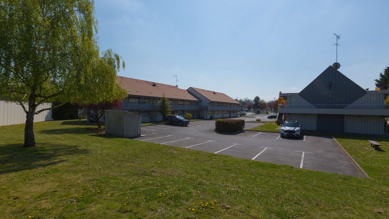 Photo of Buildings in Chaumontel