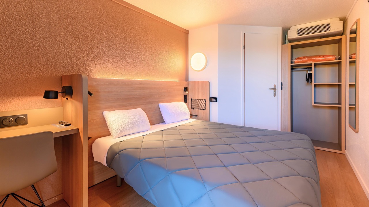 Photo of Bedroom in Saint-Cyr-l'Ecole