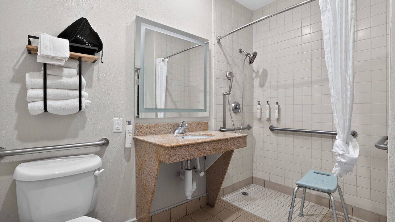 Photo of Bathroom in FM 1960