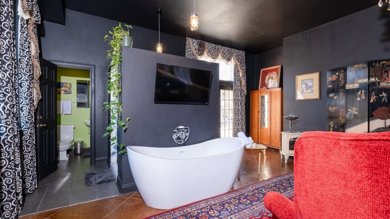 Photo of Livingroom in East of Broadway