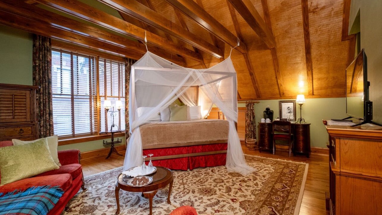 Photo of Livingroom in East of Broadway