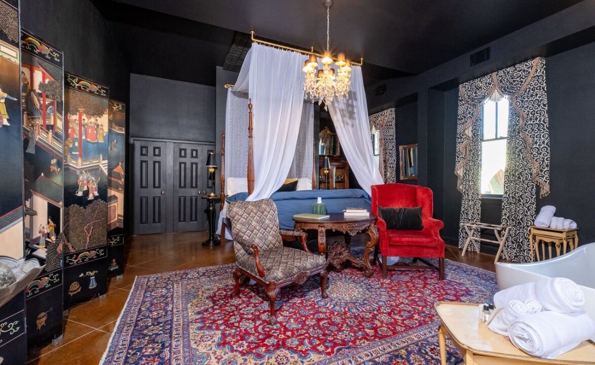 Photo of Livingroom in East of Broadway