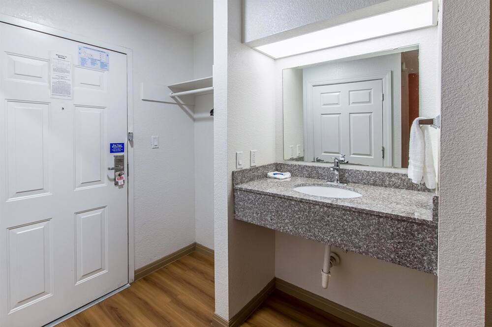 Photo of Bedroom in Hutchins