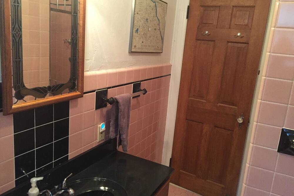 Photo of Bathroom in Red Lion