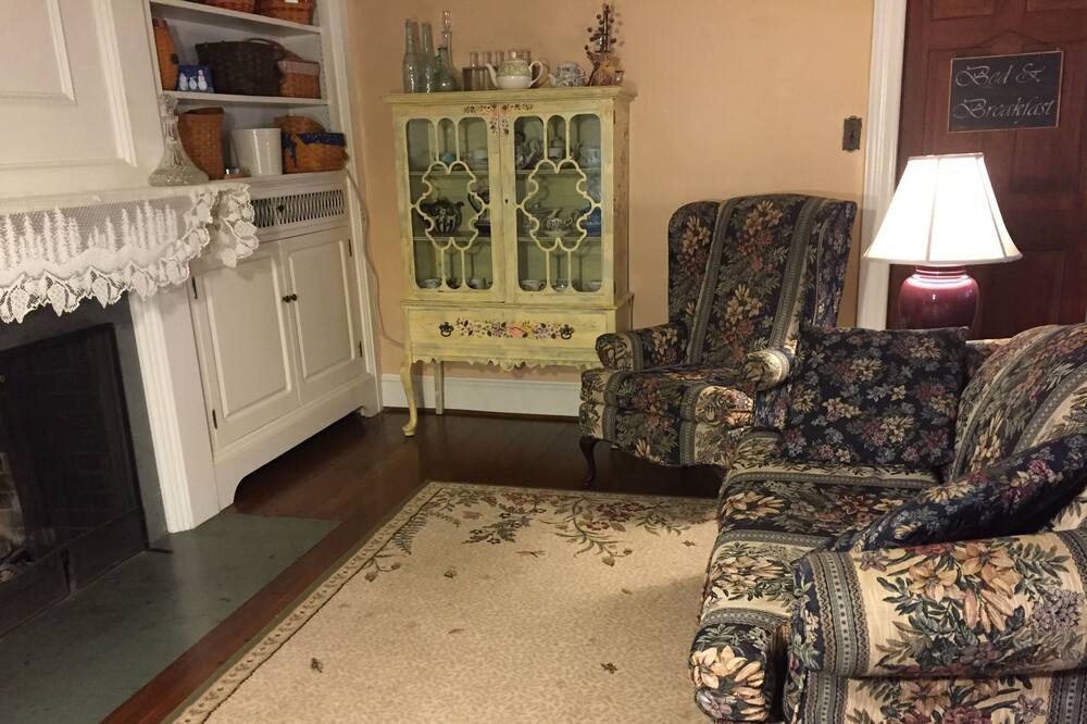 Photo of Livingroom in Red Lion