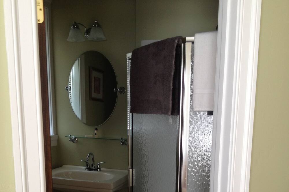Photo of Bathroom in Red Lion