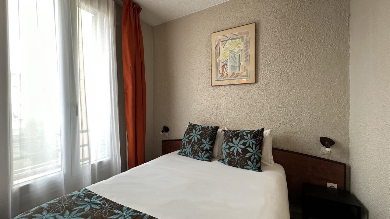 Photo of Bedroom in Republique–Point-du-Jour