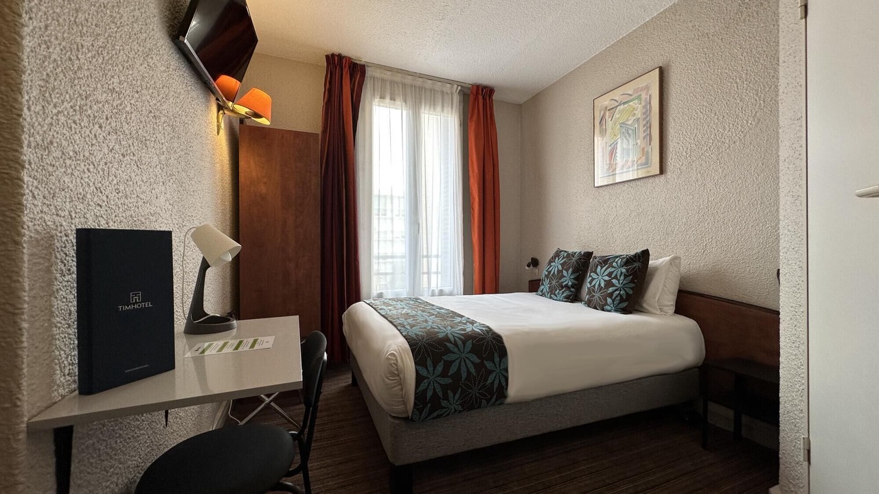Photo of Bedroom in Republique–Point-du-Jour