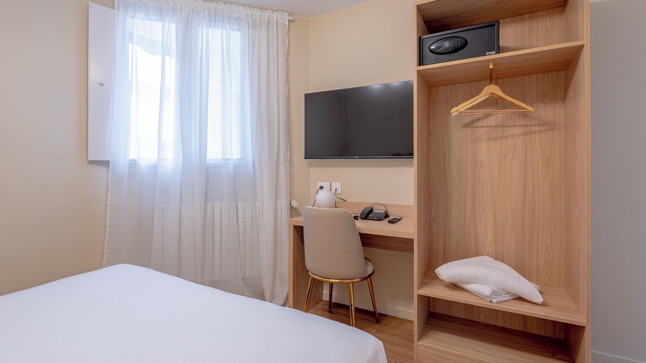 Photo of Bedroom in Orly