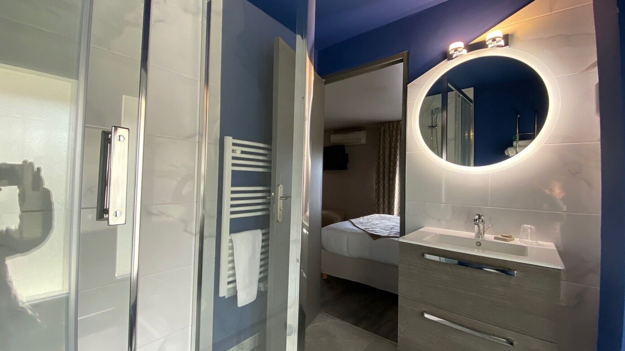 Photo of Bathroom in Quartier Administrations