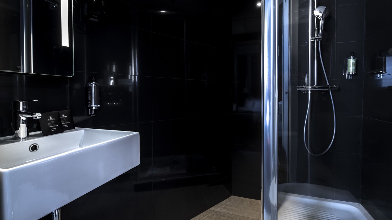 Photo of Bathroom in Quartier de la Folie-Mericourt