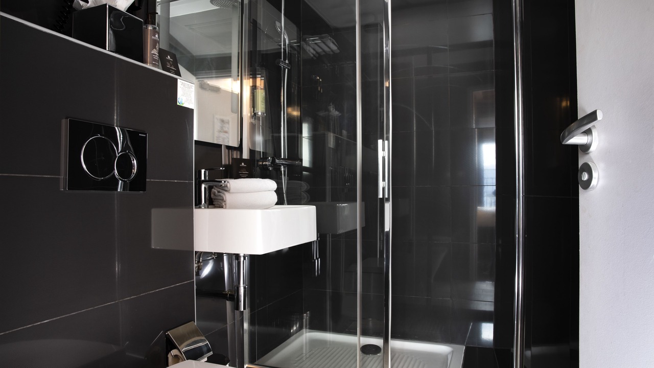Photo of Bathroom in Quartier de la Folie-Mericourt