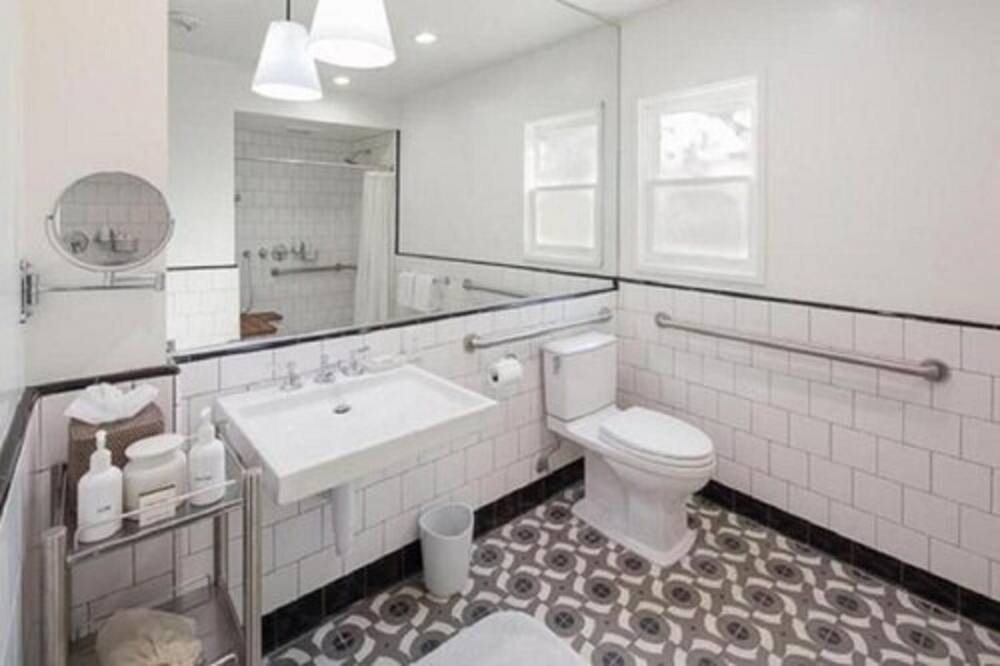 Photo of Bathroom in Golden Rectangle