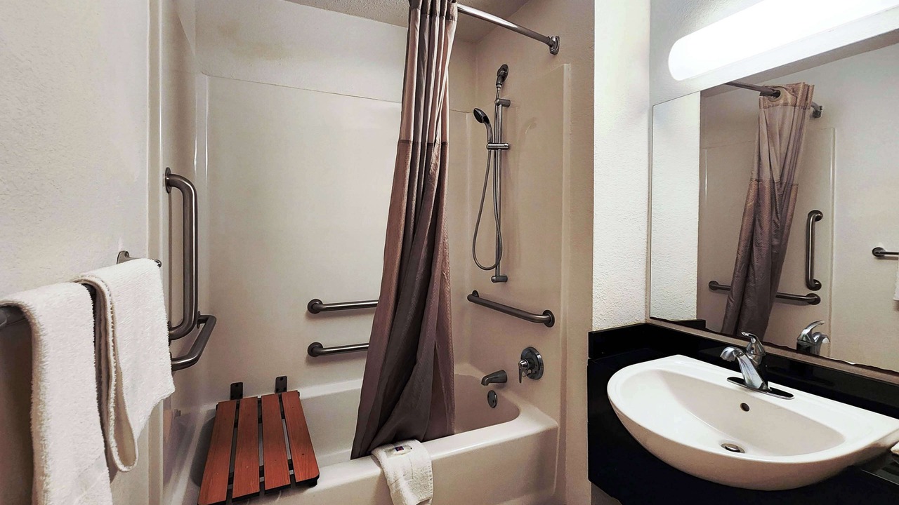 Photo of Bathroom in Mont Belvieu