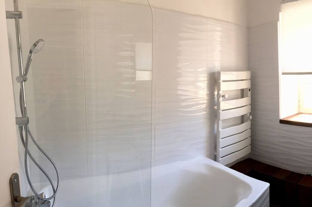 Photo of Bathroom in Nimes City Centre