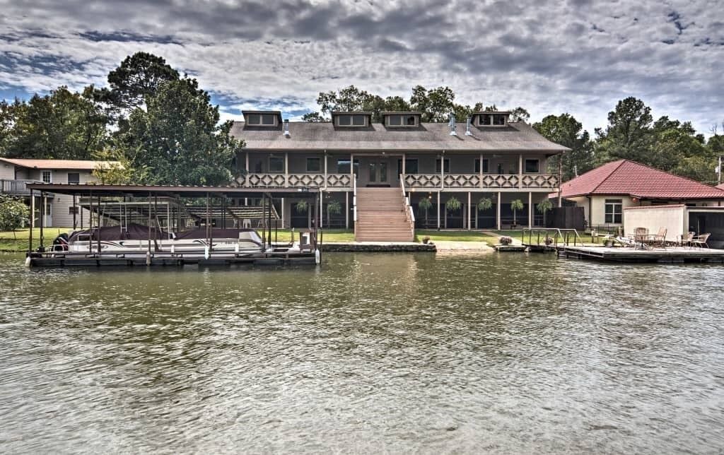 Photo of Buildings in Lake Hamilton