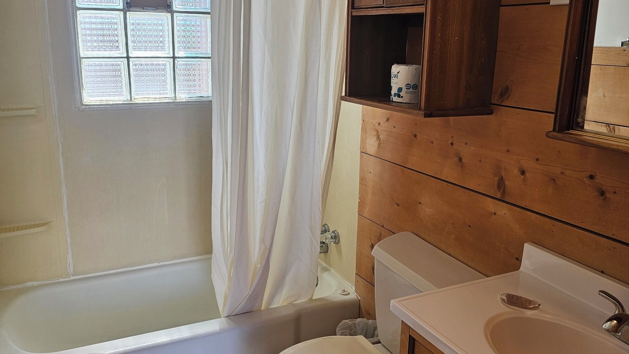 Photo of Bathroom in Thermopolis