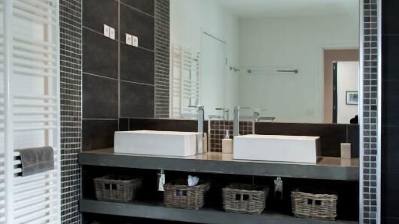 Photo of Buildings in Cucuron