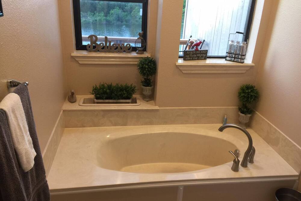 Photo of Bathroom in Pottsboro